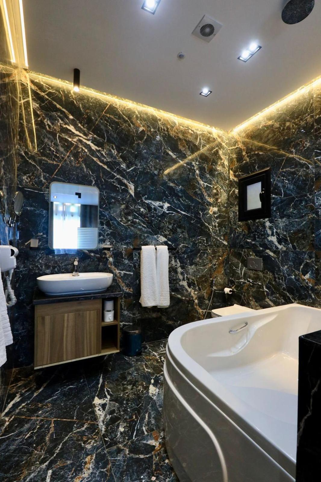 Farida Habu Palace Hotel Луксор Екстериор снимка